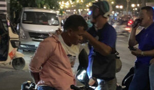 プノンペンでバイク泥棒犯が発砲、警察官負傷 犯人2人は確保