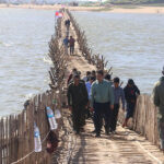 コンポンチャム州知事、乾季の風物詩：ペン島の竹橋の建設を視察