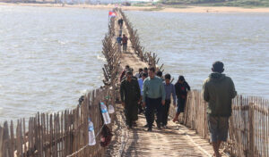 コンポンチャム州知事、乾季の風物詩：ペン島の竹橋の建設を視察