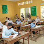 首相　今年度の公務員採用は中止を決定