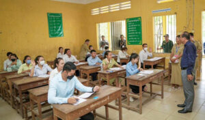 首相 今年度の公務員採用は中止を決定