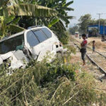 プノンペン　電車が車に衝突、幸い車の運転手は無事