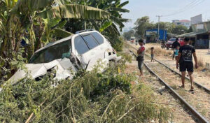 プノンペン　電車が車に衝突、幸い車の運転手は無事