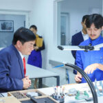 労働大臣がプリンス・ホロロジーのスイス標準時計製造訓練の施設を視察