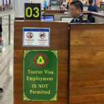 人身売買の阻止に、すべての国際入国空港で「観光ビザで雇用は不許可」の看板設置