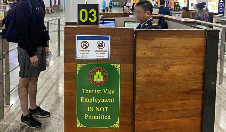 人身売買の阻止に、すべての国際入国空港で「観光ビザで雇用は不許可」の看板設置