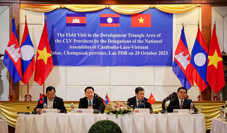 ラオス、カンボジア・ベトナム　開発トライアングル会議をラオスで主催