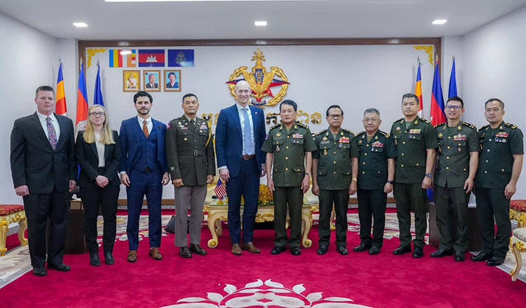 米国とカンボジア、軍事協力の強化について協議