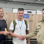 プノンペンで盗まれた所持品と再会した外国人に笑み