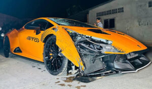 ランボルギーニ車の中国人運転手 バイク男性死亡事故後に逃走を図る