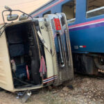 バッタンバン州　一時停止無視のトラックが電車に衝突、運転手が重傷