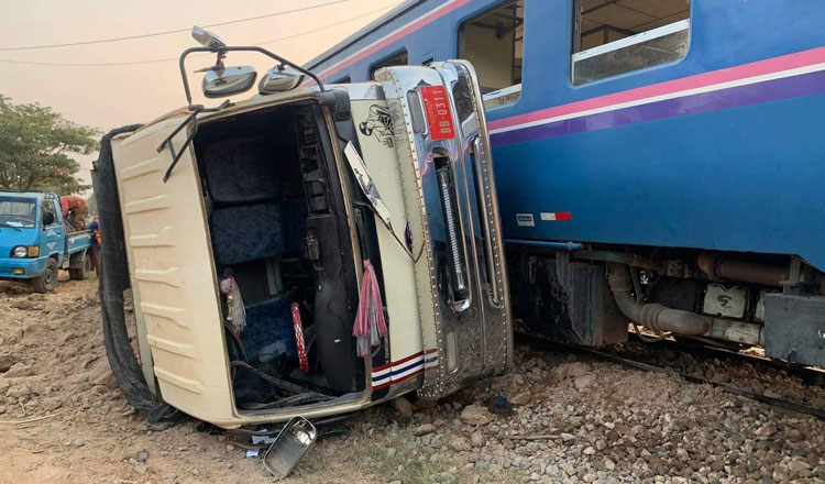 バッタンバン州　一時停止無視のトラックが電車に衝突、運転手が重傷