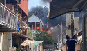 プノンペンでの火災で警察官負傷、家屋10棟焼失