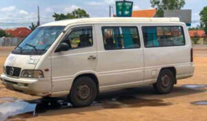 幼児がスクールバスに4時間閉じ込めで窒息死 運転手逃亡