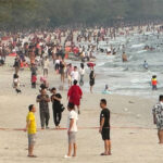 シアヌークビル  旧正月 3 日間に 30 万人近くの観光客　高速道路出口は渋滞