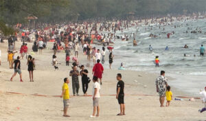 シアヌークビル 旧正月 3 日間に 30 万人近くの観光客 高速道路出口は渋滞