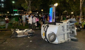 プノンペン 酔っぱらい女性の運転する車がトゥクトゥクとバイクに衝突