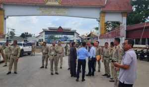 労働省と入国管理局長　クメール正月で出稼ぎ労働者の帰国に備える