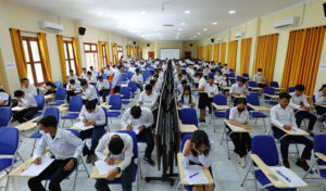 公務員省大臣　公務員試験への女性の参加を増やすよう要望