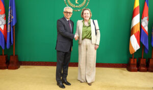 カンボジアと英国、二国間投資と貿易協力を促進する方法を協議