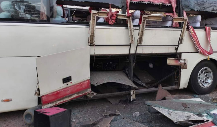 5日午前　アンコールワット前でバスが爆発　３人が負傷