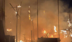 プノンペン 激しい火災でレストラン2軒が全焼した