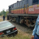 車が走行中の機関車客車に衝突、車運転女性が失神、軽症