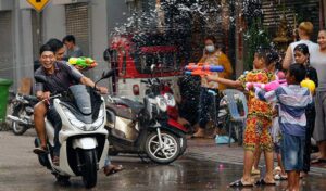 プノンペン都庁、クメール正月に水かけとギャンブルの禁止を通達