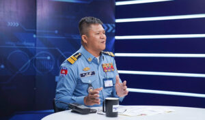 プノンペン交通警察の責任者、不法拘留の疑いで停職処分