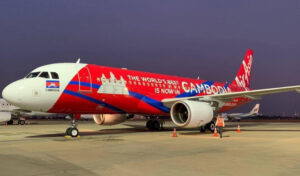 首相、エアアジア・カンボジア初のプノンペン着陸を歓迎