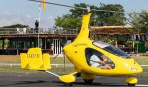 タイからシハヌークビルに向かう小型飛行機群を歓迎