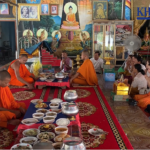 クメール正月　多くの人々が僧侶に喜捨する