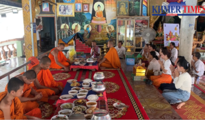 クメール正月　多くの人々が僧侶に喜捨する