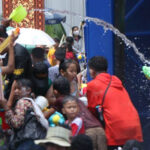 クメール新年（正月）のお祝いにワット・プノンに多くの人々がつめかける