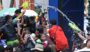 クメール新年(正月)のお祝いにワット・プノンに多くの人々がつめかける