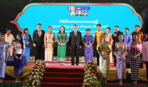 フン・マネ首相、アーティスト間の団結と回復力を呼びかけ