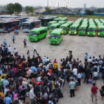 455台のバス　クメール正月向け無料輸送の準備が整った