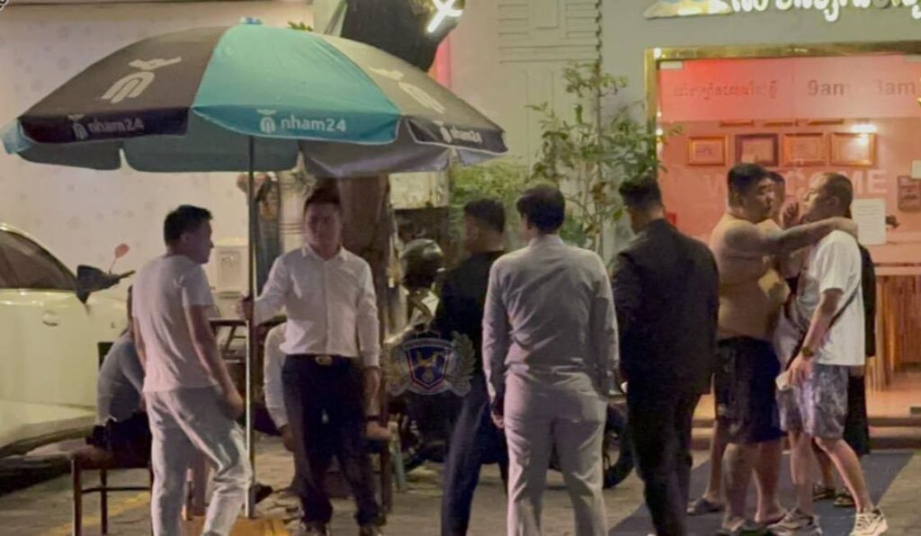 プノンペンのカラオケ店　同胞をナイフで襲おうした中国人を拘束