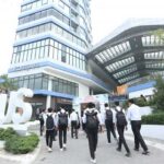 カンパスで開催される大規模な就職説明会では、20 社が参加