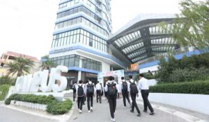 カンパスで開催される大規模な就職説明会では、20 社が参加