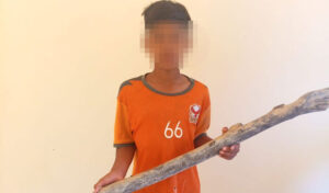 13歳少年、口論の末に父親を棒で殴り、負傷させ逮捕