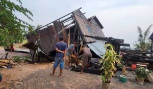 全国的な猛暑の最中、局地的に暴風雨が荒れ狂う、家屋100戸以上が被害