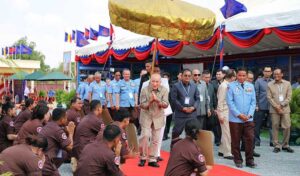 国王　地雷除去活動を励ますため、CMAC当局を訪問