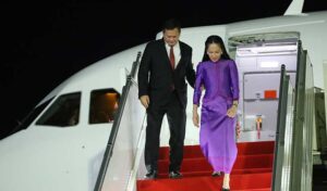 首相、初の韓国公式訪問から成果をあげて帰国