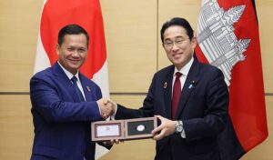 首相は、就任から最初の9か月間に成長促進のため「経済外交」に注力