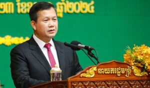 首相、国民皆保険に向けた12カ年計画を発表