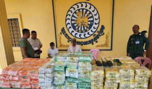 警察は逃走中の麻薬容疑者3人を逮捕