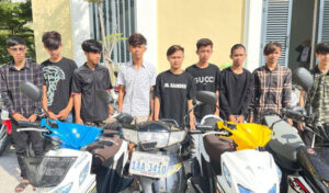 プノンペンで走行中の車に投石を繰り返す少年たちを摘発