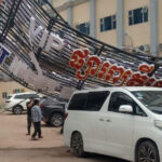 強風がバベットを襲い、入場門看板が倒壊、車が破損、運転手は無事