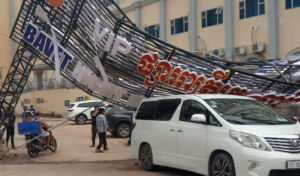 強風がバベットを襲い、入場門看板が倒壊、車が破損、運転手は無事